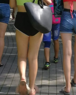 Sexy Arsch von jungen blonden Teenager trägt Shorts
 #80598880