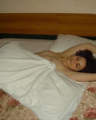 Europäische Brünette Amateur trägt glänzende tan Strümpfe auf dem Bett
 #95691803