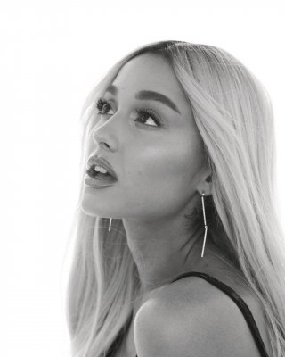 Ariana Grande Hot