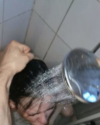 Lutschen eines großen Schwanzes mit der Dusche über meinem Kopf
 #106584440