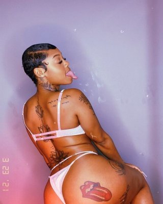 Tay1our nackt #109049704