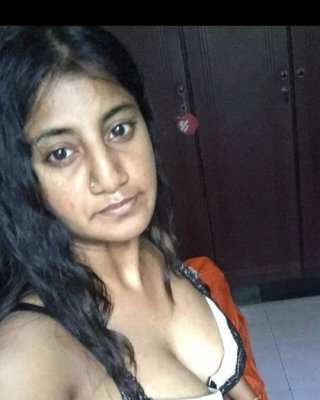 Policz shivani thakur unzufriedene Frau zeigt ihre Milchpackung
 #95538539