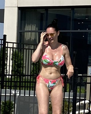 Zwei Freunde am Pool
 #91160355