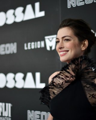 Anne Hathaway Chooses A Weird Dress Still Looks Hot