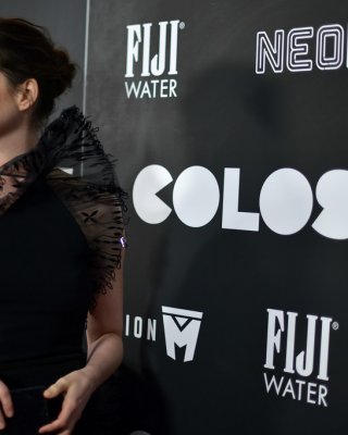 Anne Hathaway Chooses A Weird Dress Still Looks Hot