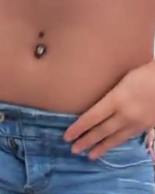 Une brunette en jeans topless se laisse peloter les nichons #96984216