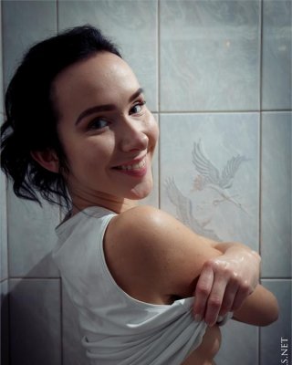 Natasha viel Öl in der Dusche
 #88840342