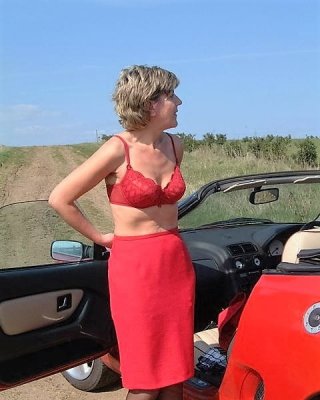 Sara auf der Straße beim Kleiderwechsel
 #106010656