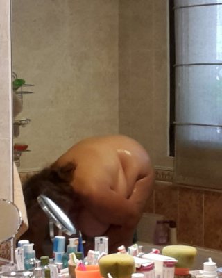 Mein Weibchen unter der Dusche
 #89471204