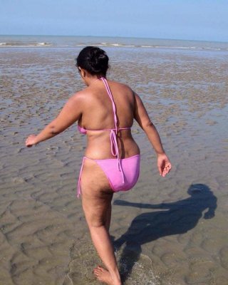 Schlampe im Bikini
 #97738599