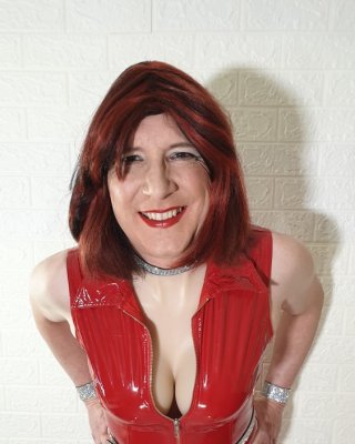 Tgirl lucy zeigt ihre großen Fake-Titten im roten PVC-Minikleid
 #106785141