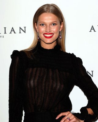 Toni garrn durchsichtige Fotos
 #79600329