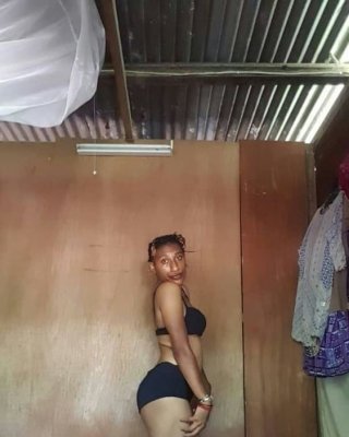 Tapferer schlanker Teenie zeigt alles
 #80974166