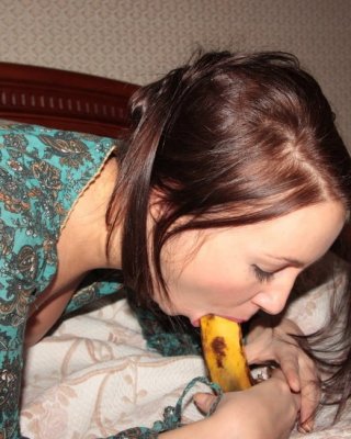 Open Pussy And Banana Sucking