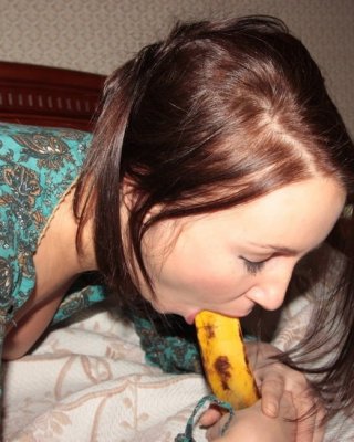 Open Pussy And Banana Sucking