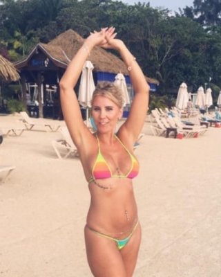 Frauen brauchen Belichtung 840 - Milf auf dem Display
 #102961944