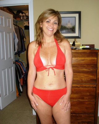 Exposed - Gorgeous Claudia And Her Hot Milf Body