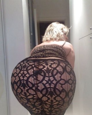 Kurvige blonde Mutter Milf nackt verbreitet
 #89449741