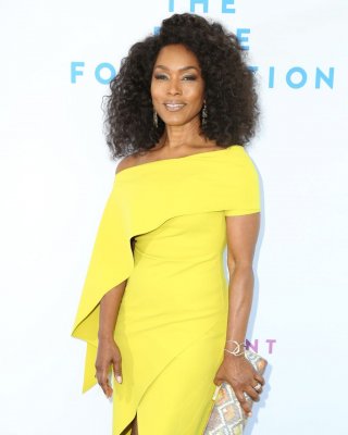 Angela Bassett Sexy