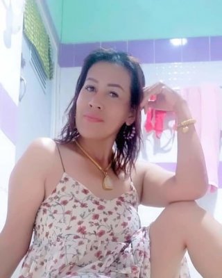 Ibu tetek besar
 #80482317