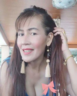 Ibu tetek besar
 #80482318