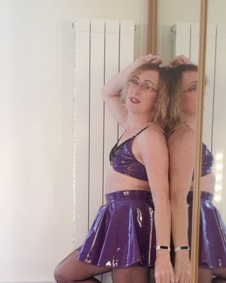 Lila glänzenden pvc Rock und BH. essex Mädchen lisa.
 #106697659