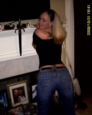 Uns blonde vollbusige Milf
 #81881512