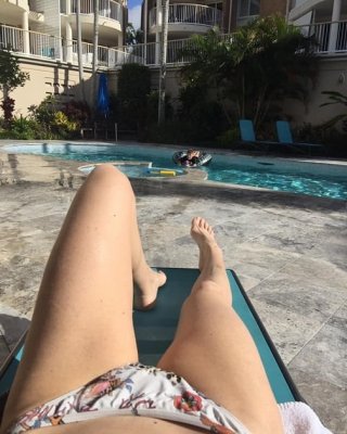 Beine und Füße in der Sonne auf dem Liegestuhl
 #97389990