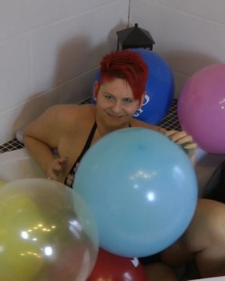 Balloon Session In The Tub