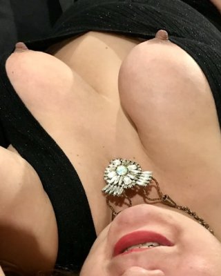Titten
 #99358940
