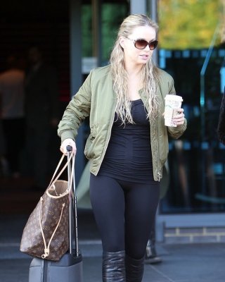 Weibliche Berühmtheit - ola jordan
 #104287566
