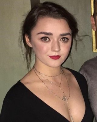 Cum To Maisie Williams 08