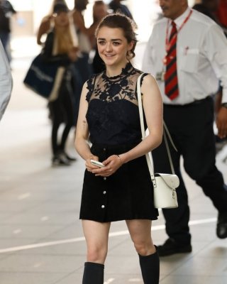 Cum To Maisie Williams 08