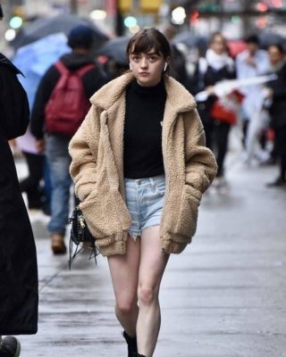 Cum To Maisie Williams 08