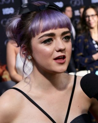 Cum To Maisie Williams 08