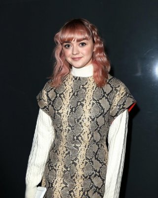 Cum To Maisie Williams 08