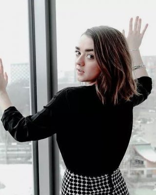 Cum To Maisie Williams 08