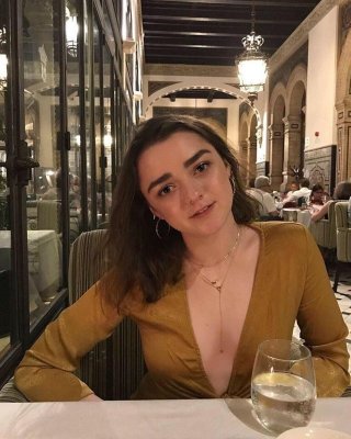 Cum To Maisie Williams 08