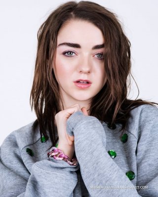 Cum To Maisie Williams 08