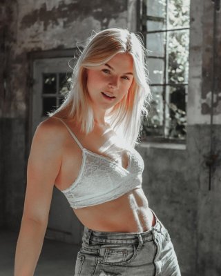 Femke meines holländischen Promis
 #89282807