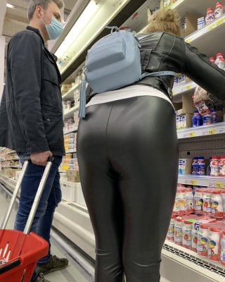 ラテックスのレギンスを履いた大きな女性
 #98590062
