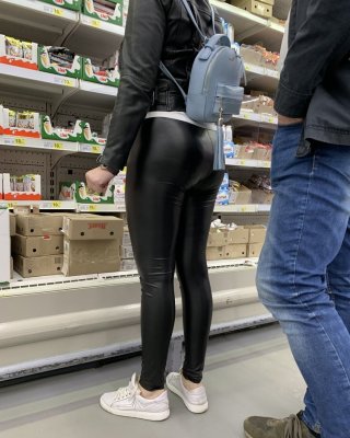 ラテックスのレギンスを履いた大きな女性
 #98590073