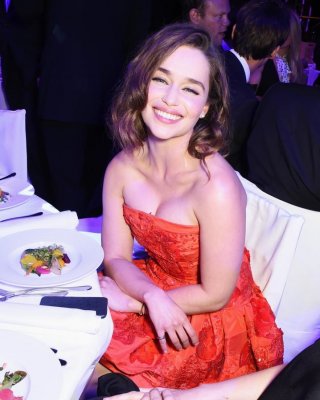 Emilia Clarke:Give Me BLACK And BIG