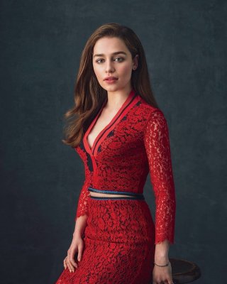 Emilia Clarke:Give Me BLACK And BIG