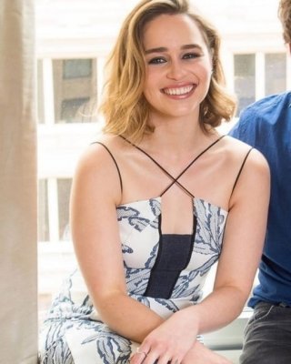 Emilia Clarke:Give Me BLACK And BIG