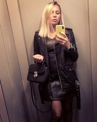 Schlampen machen Selfie im Aufzug
 #80640145