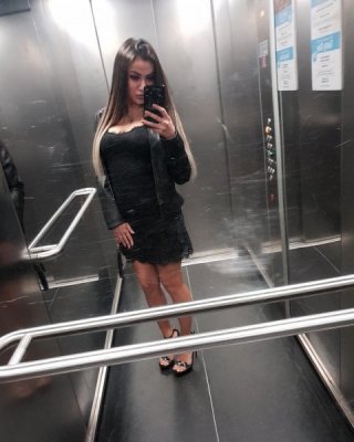 Schlampen machen Selfie im Aufzug
 #80640148