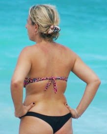 Heißer sexy Milf-Arsch im Bikini am Strand
 #94066526