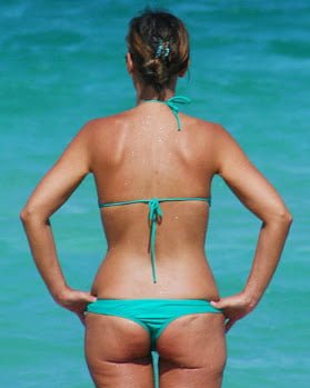 Heißer sexy Milf-Arsch im Bikini am Strand
 #94066532