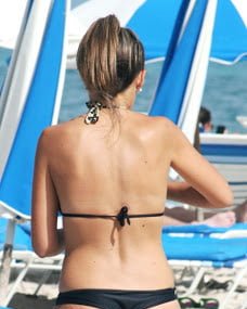 Heißer sexy Milf-Arsch im Bikini am Strand
 #94066544
